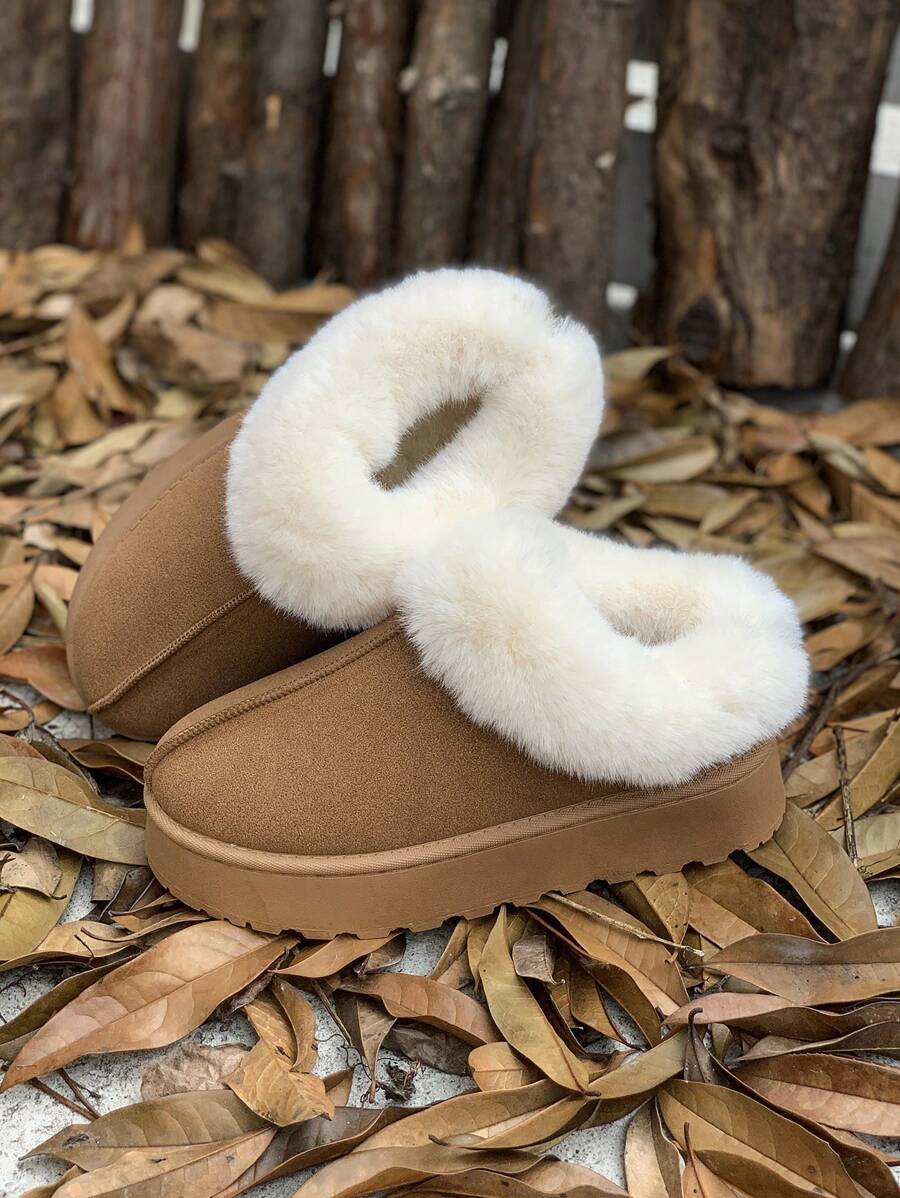 Mule Puffy em ambiente externo, folhas secas e luz natural